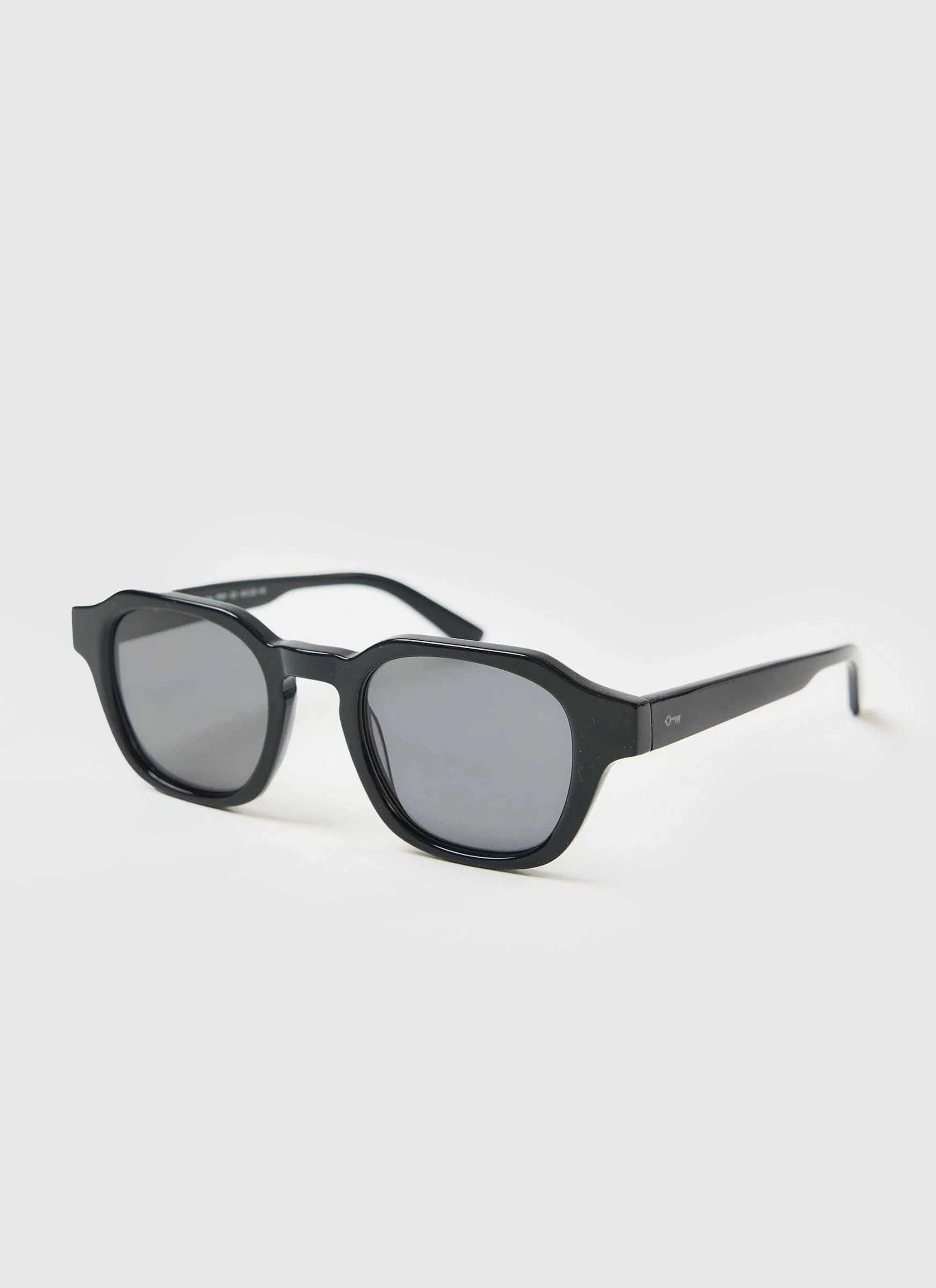 1047-p001-e2-black-sunglasses-black-polarized-lenses-1.webp P001-E2 Black Sunglasses | Black Polarized Lenses