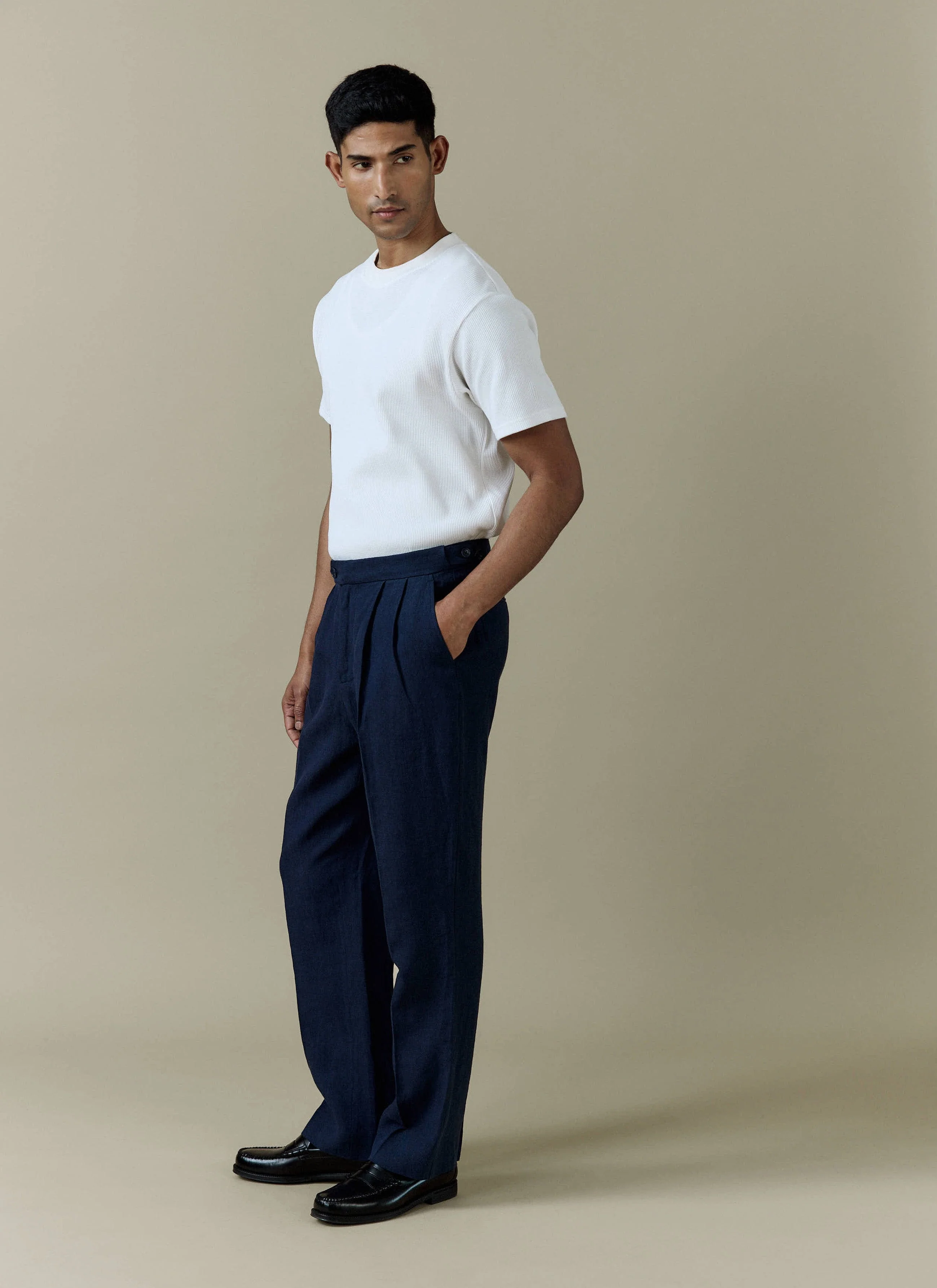 1917-pleated-tailored-trousers-linen-navy-3.webp Pleated Tailored Trousers | Linen | Navy