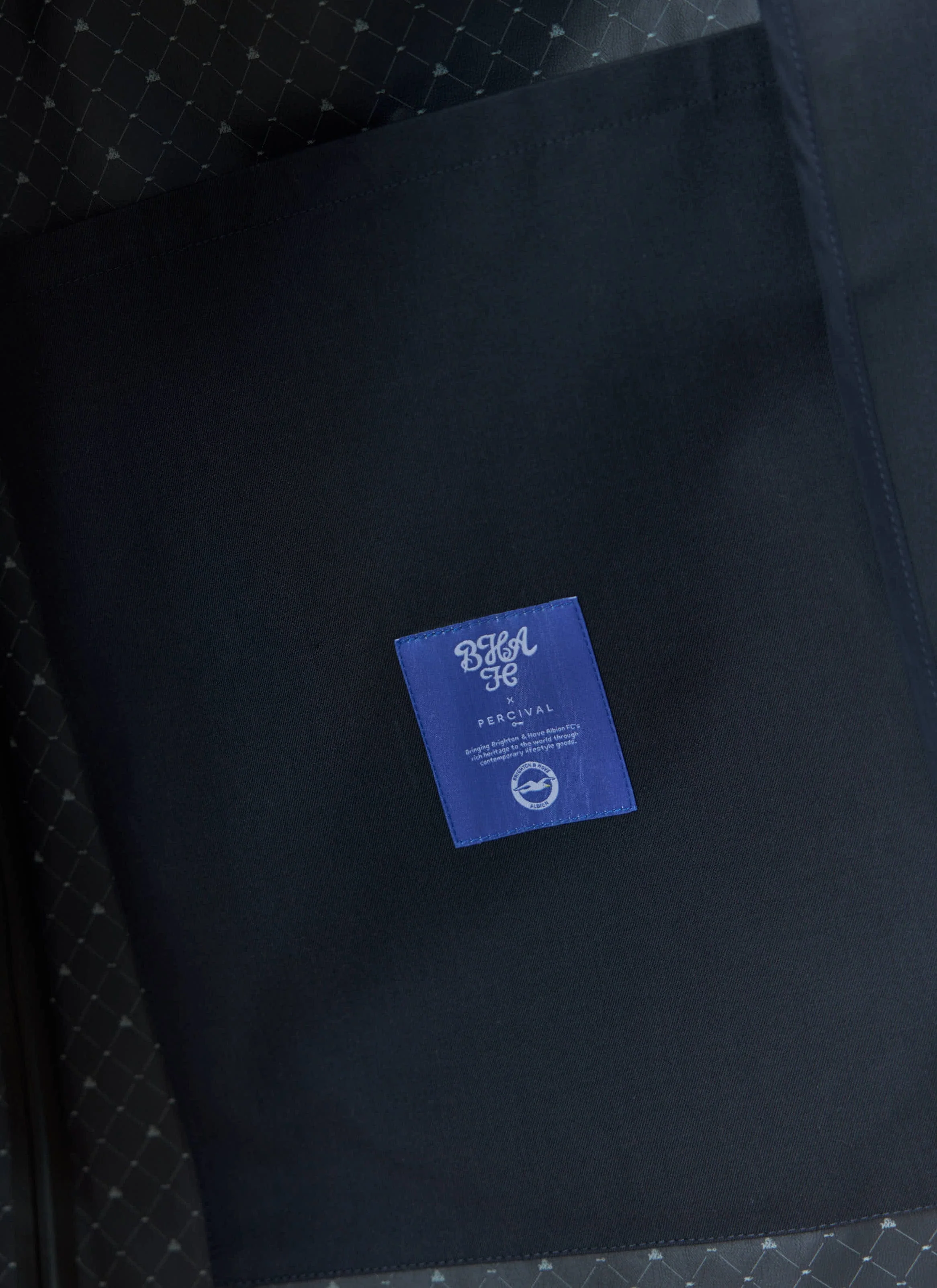 3918-sherlock-short-trench-brighton-hove-albion-f.c.-x-percival-midnight-with-olive-3.webp Sherlock Short Trench | Brighton & Hove Albion F.C. x Percival | Midnight with Olive