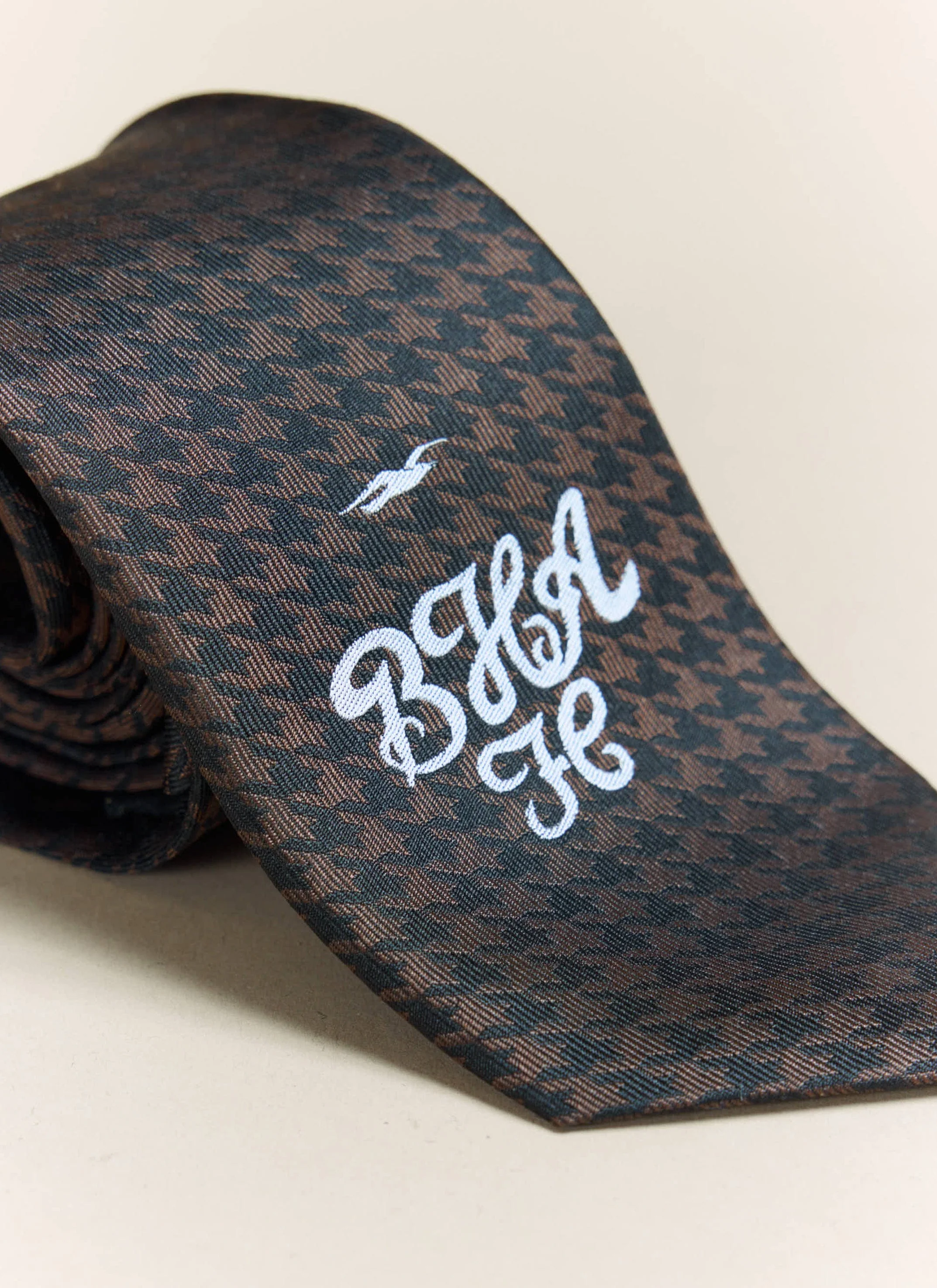 4015-houndstooth-jacquard-silk-tie-brighton-hove-albion-f.c.-x-percival-brown-2.webp Houndstooth Jacquard Silk Tie | Brighton & Hove Albion F.C. x Percival | Brown