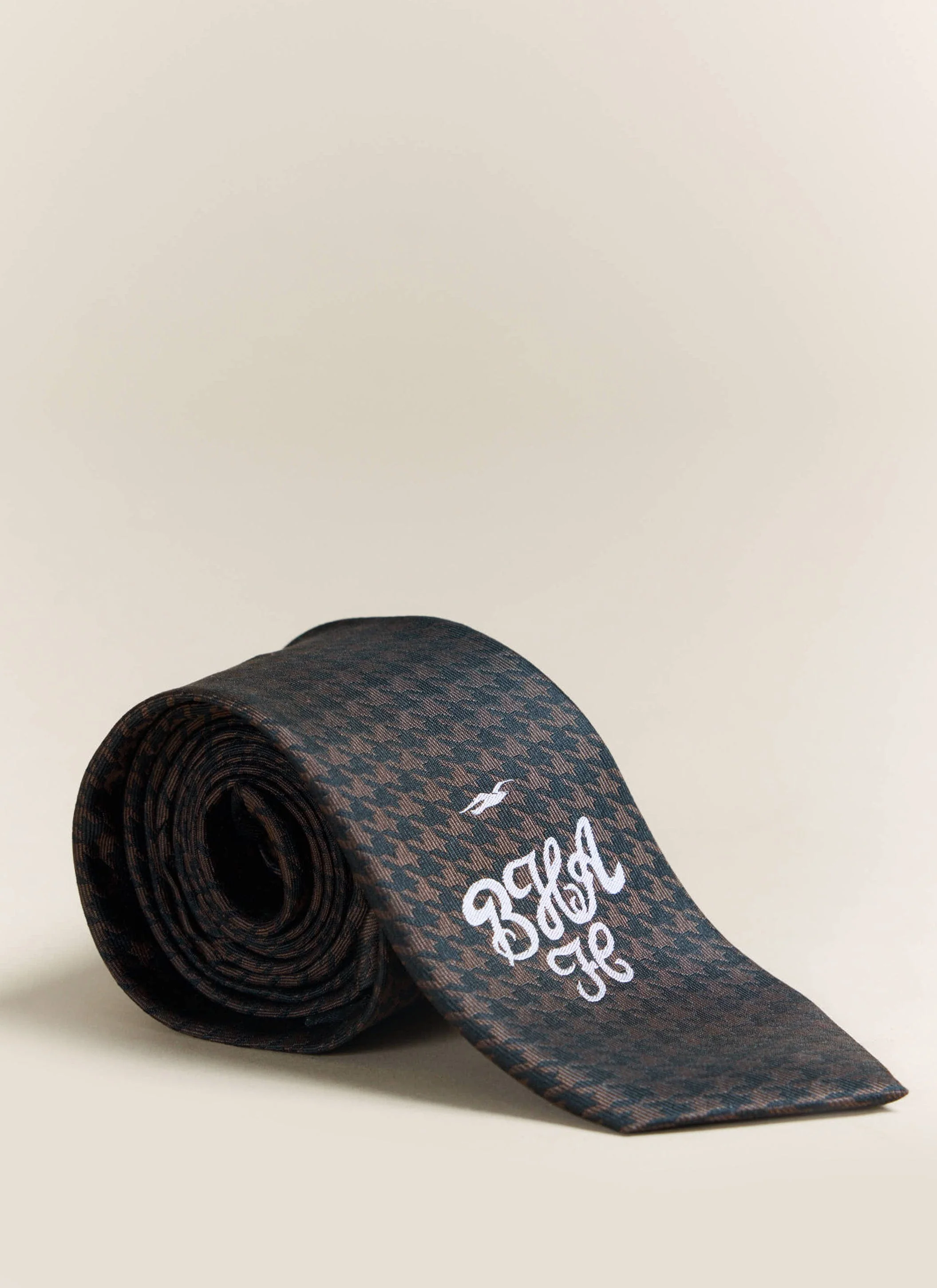 4015-houndstooth-jacquard-silk-tie-brighton-hove-albion-f.c.-x-percival-brown-3.webp Houndstooth Jacquard Silk Tie | Brighton & Hove Albion F.C. x Percival | Brown