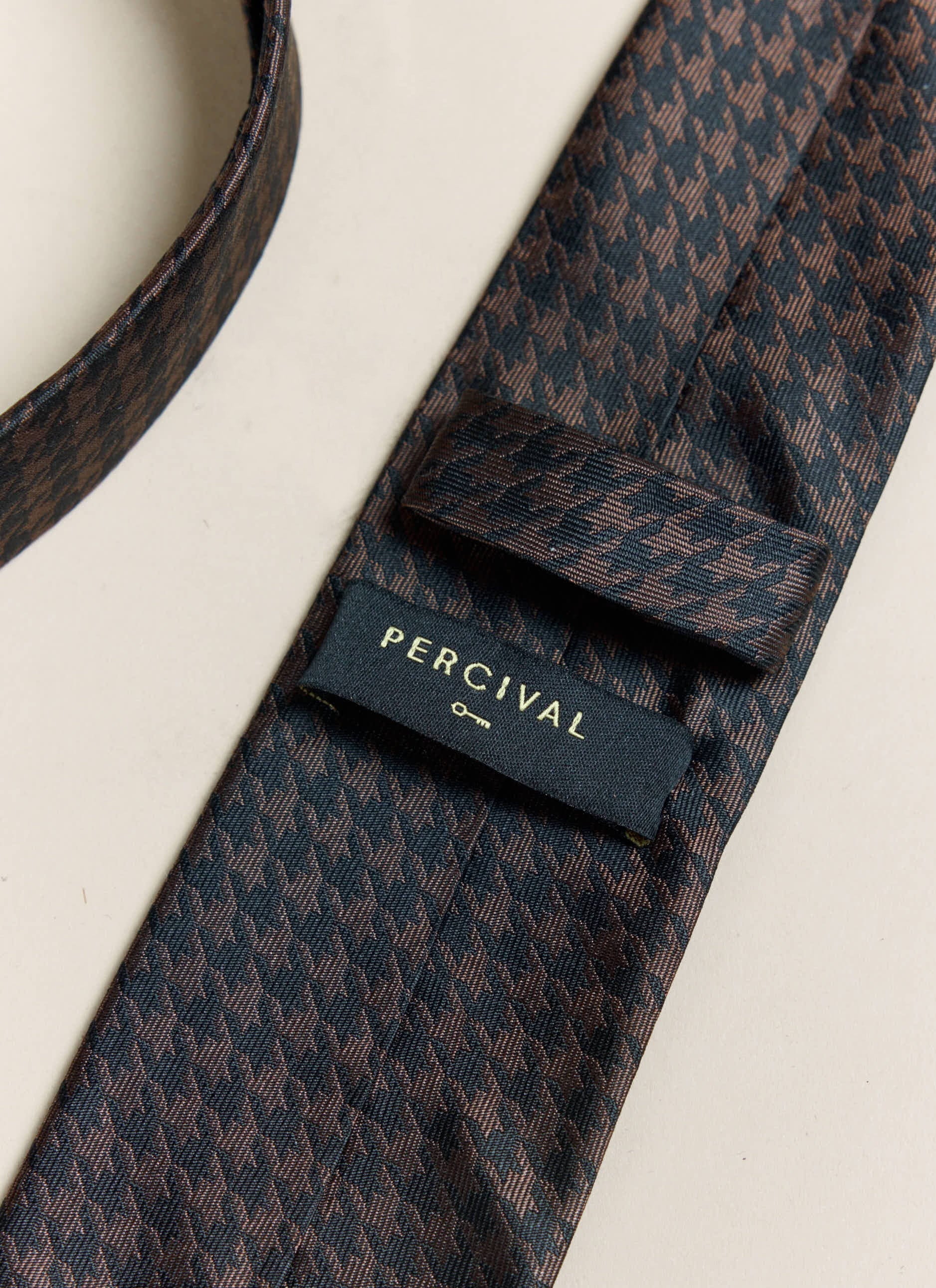 4015-houndstooth-jacquard-silk-tie-brighton-hove-albion-f.c.-x-percival-brown-4.jpg Houndstooth Jacquard Silk Tie | Brighton & Hove Albion F.C. x Percival | Brown