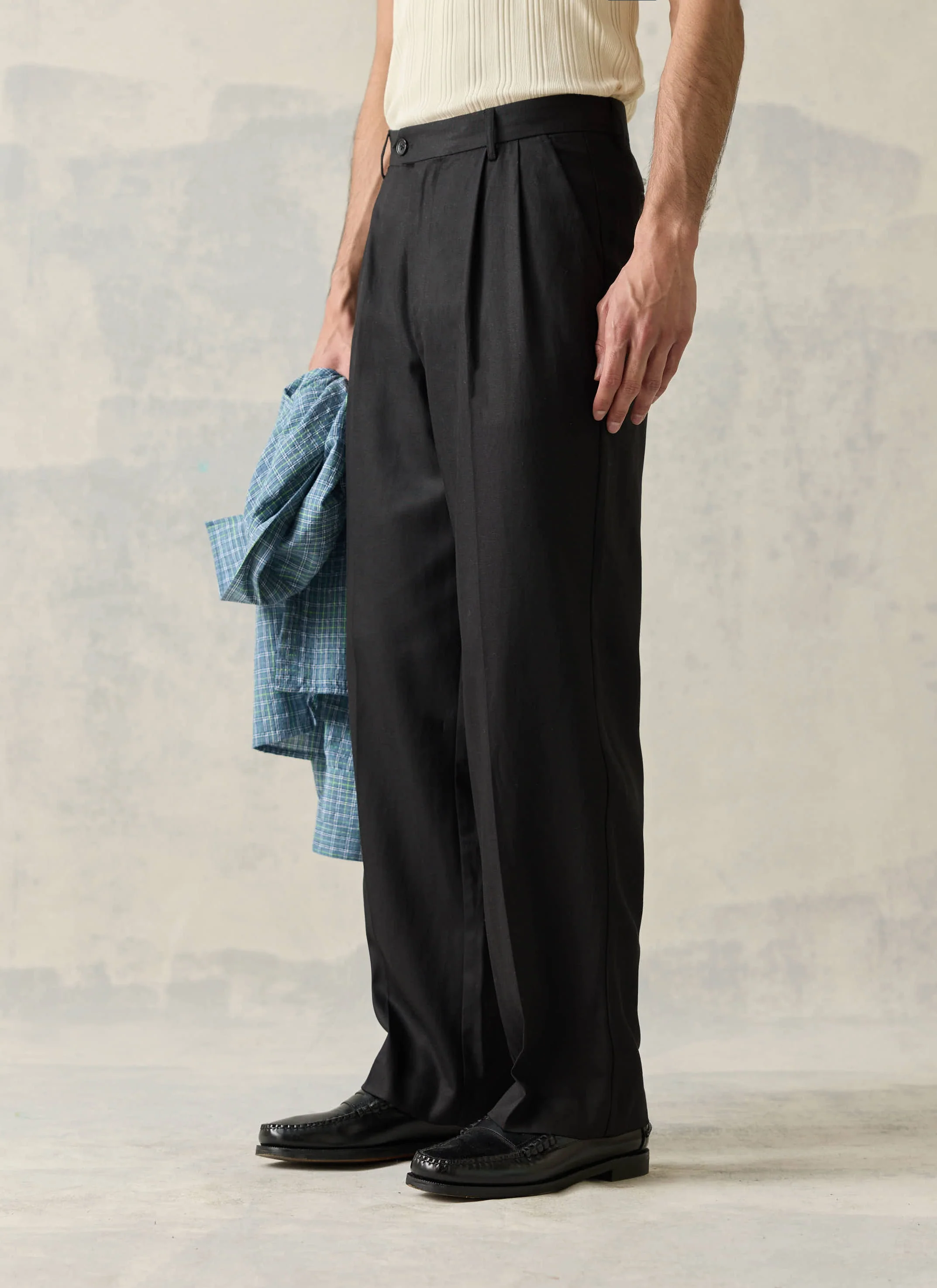418-double-pleated-leg-trousers-lyocell-black-3.webp Double Pleated Leg Trousers | Lyocell | Black