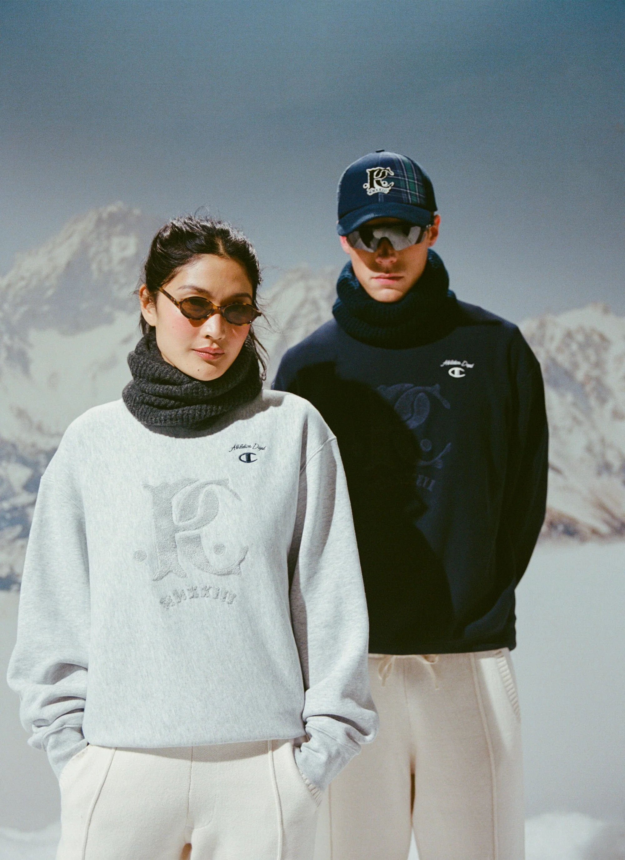 4407-chenille-patch-jersey-sweatshirt-champion-x-percival-navy-3.webp Chenille Patch Jersey Sweatshirt | Champion x Percival | Navy