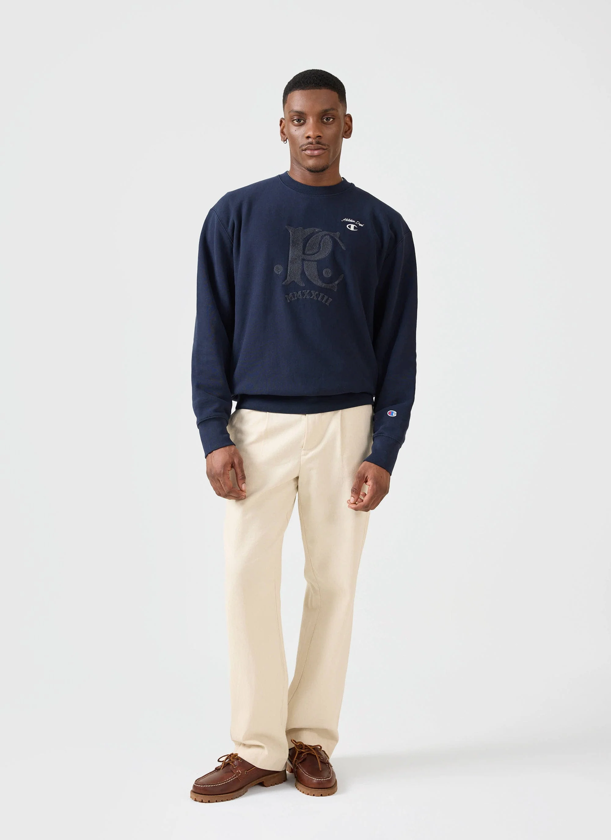 4407-chenille-patch-jersey-sweatshirt-champion-x-percival-navy-4.webp Chenille Patch Jersey Sweatshirt | Champion x Percival | Navy